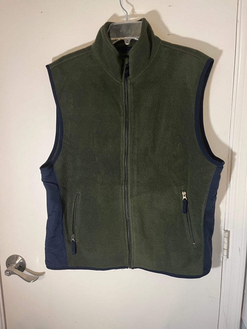 Gap forrest green fleece zip up vest men’s size large.